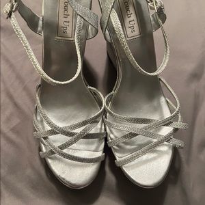 Touch Ups Womens Jaden Wedge Sandal, Silver